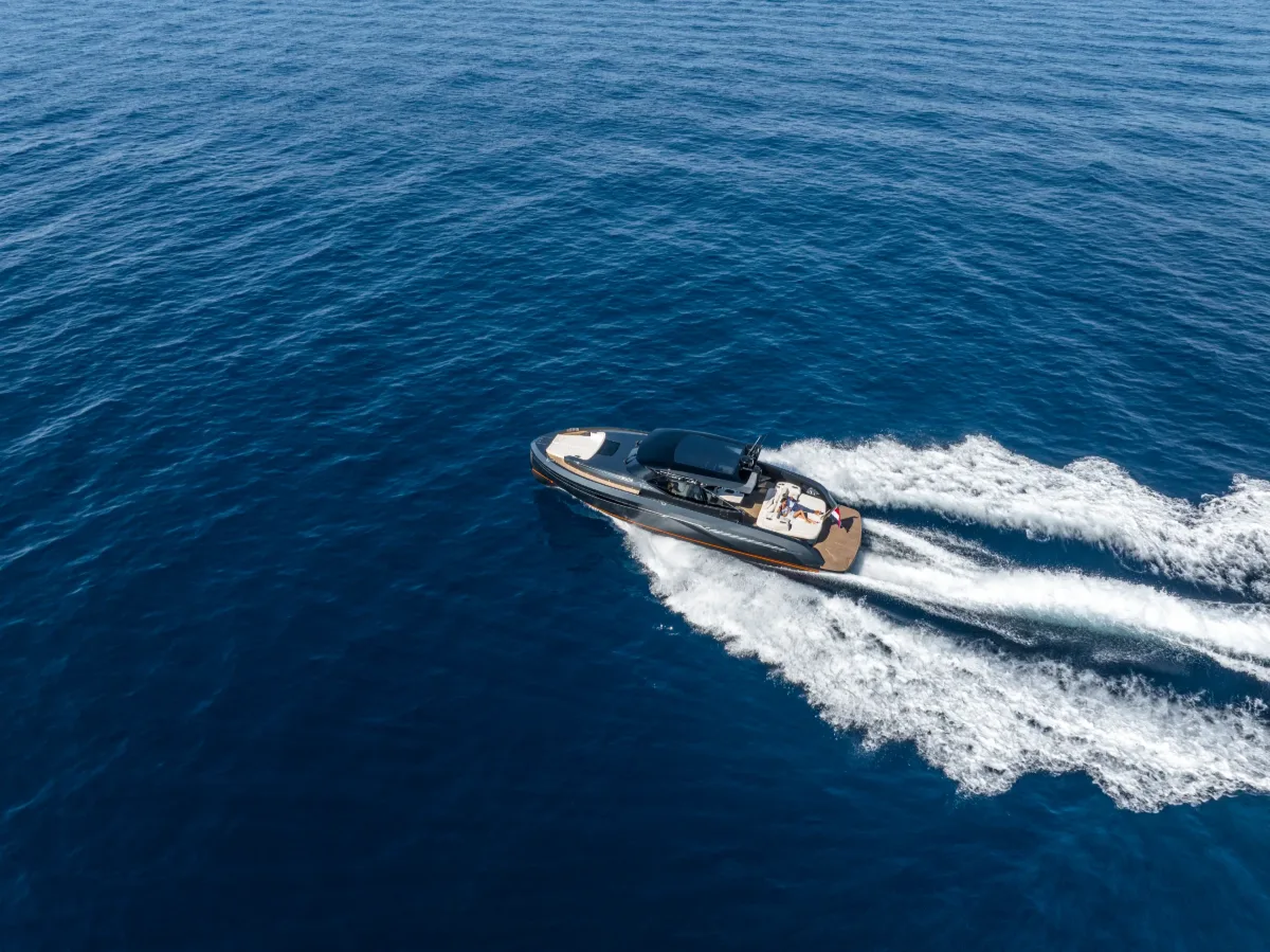 Aluminium Bekkers AZUR 45HT under way, seen from above