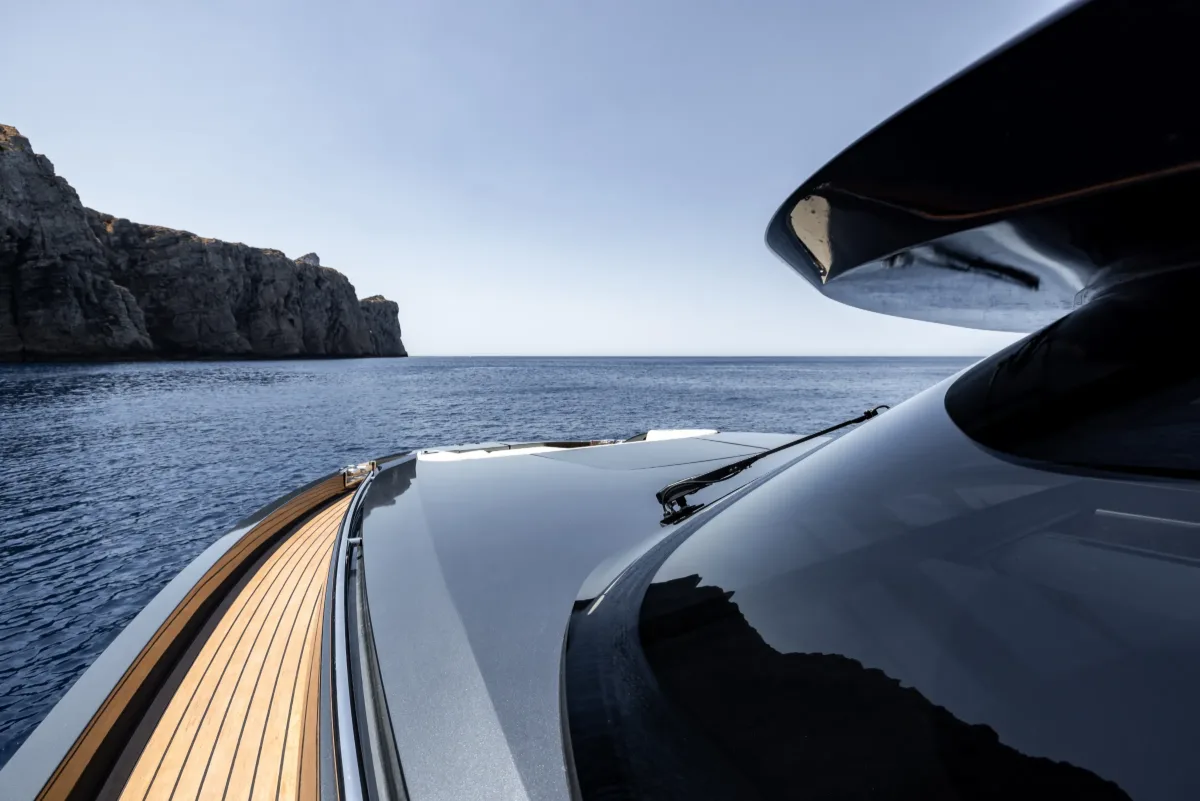 Painted aluminium foredeck and teak side deck of the AZUR 45HT