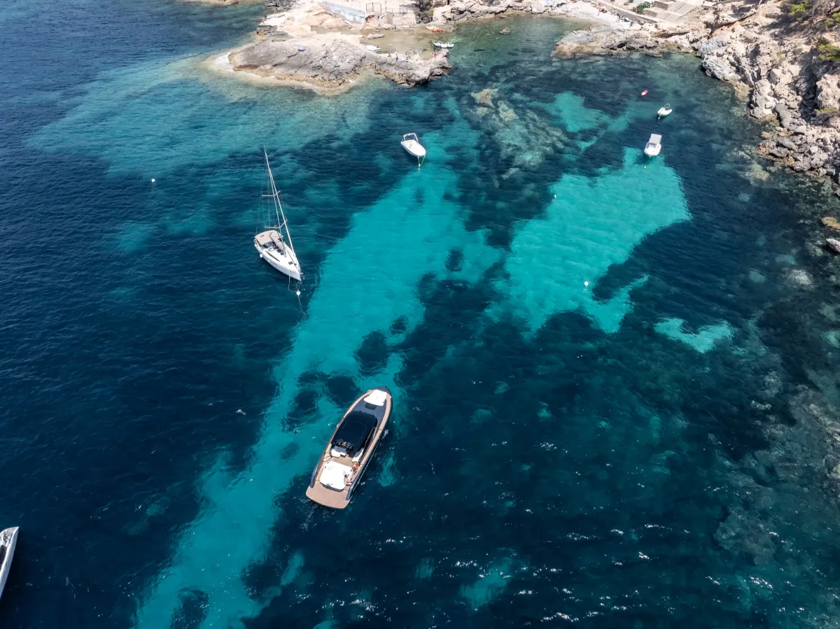 Bekkers AZUR 45HT at anchor in a Mediterranean cove