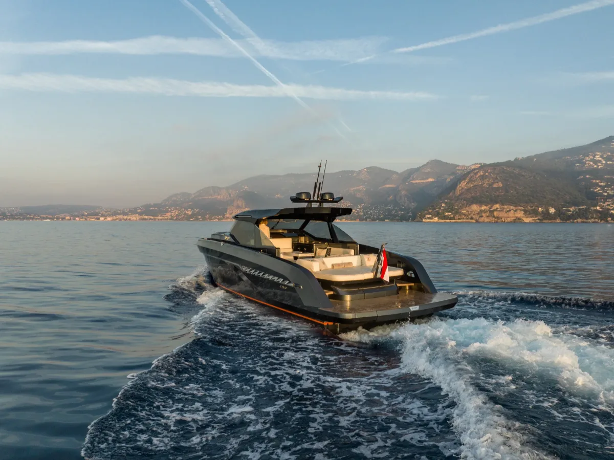 Bekkers AZUR 45HT under way along the Riviera