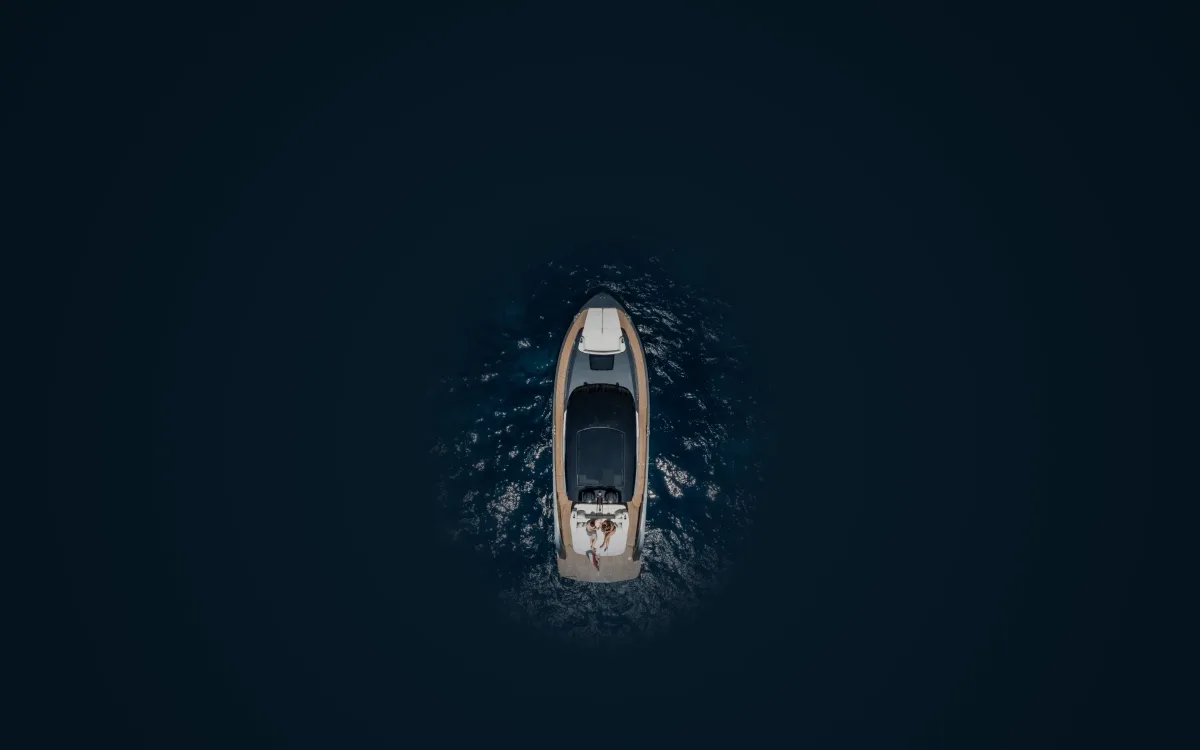 Bekkers AZUR 45HT seen from directly above on open water