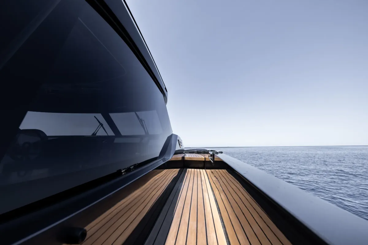 Flexiteek ou teck naturel&nbsp;: quel pont choisir&nbsp;?, Bekkers Yachts