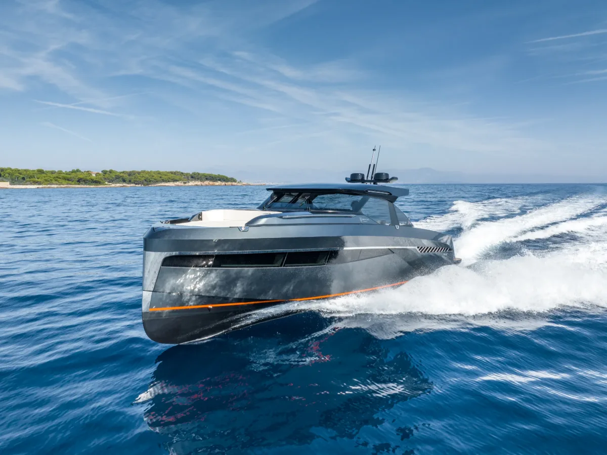 AZUR 45HT at speed off Cap d'Antibes