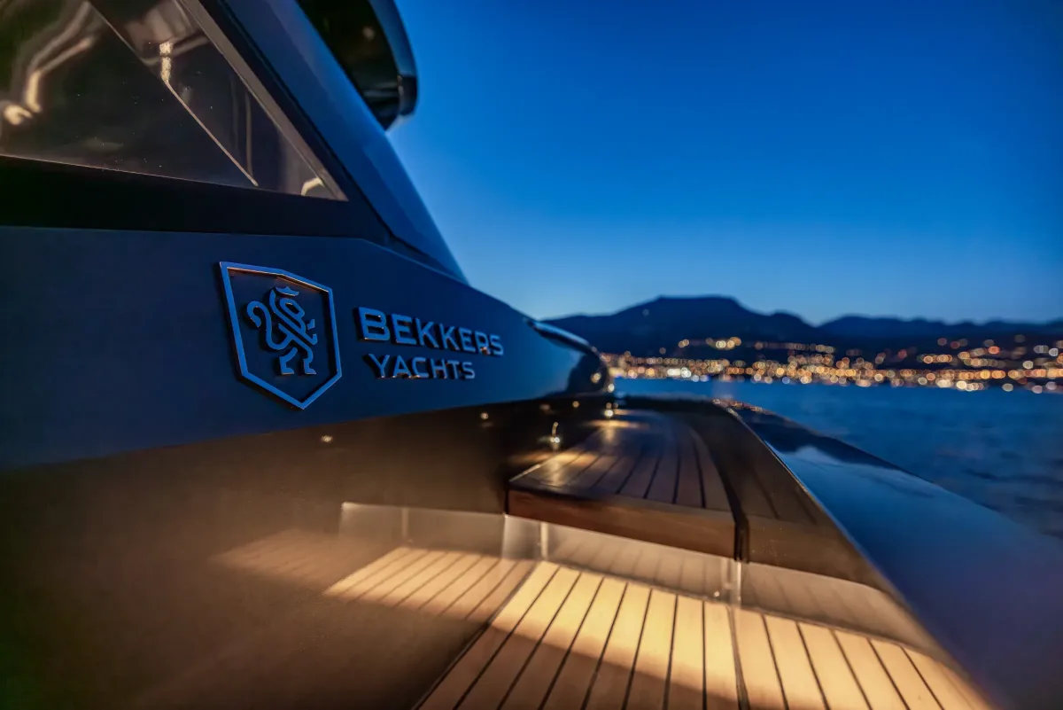 Bekkers emblem on the hull at night