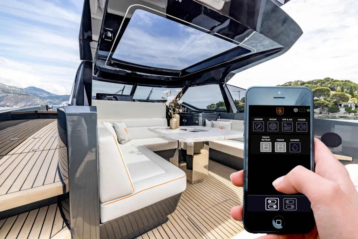 Bekkers Domotica app on a phone in the cockpit of the AZUR 45HT