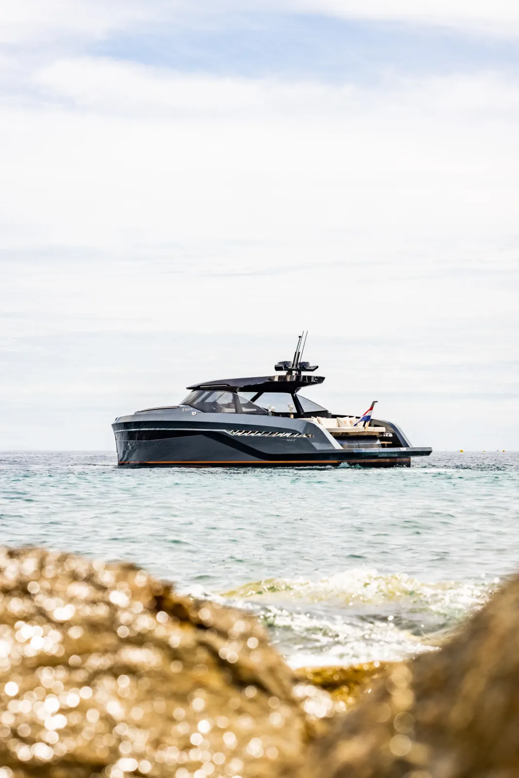 AZUR 45HT side profile seen from the rocks