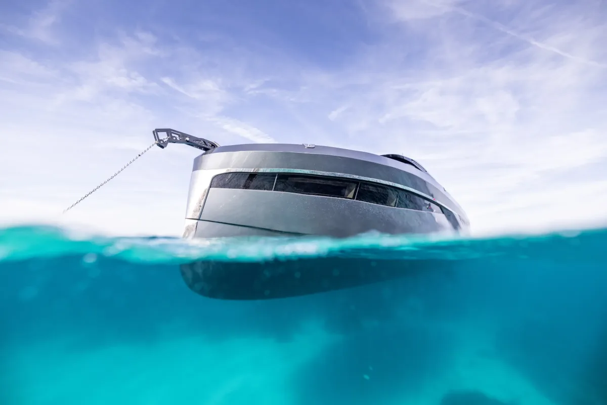 AZUR 45HT bow above and below the waterline